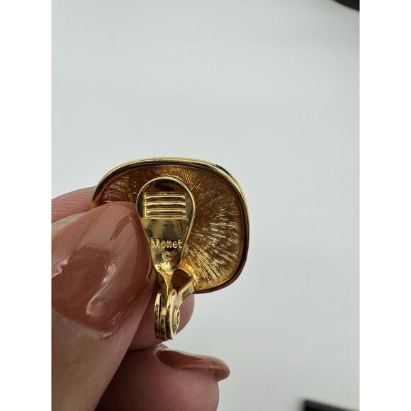 Vintage Luxury Monet Clip On Earrings Black & Gold Tone Designer Jewelry Pair - Picture 3 of 6